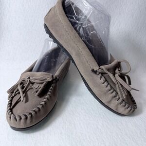 Minnetonka Kilty Suede Driving Shoe Grey Fringe Bow Moccasin 401T Womens 6.5